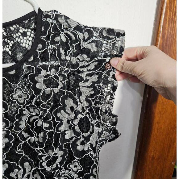 WHBM Lace High Neck Top Womens Flutter Sleeve Black/White Size 4 Small - Picture 4 of 7